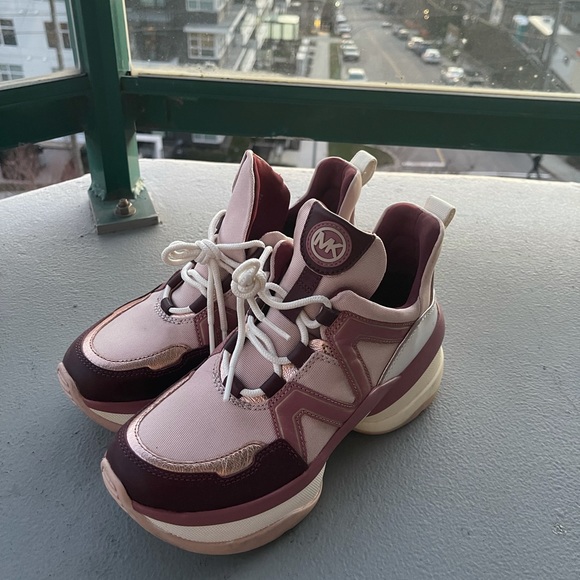 Michael Kors Trainers size 6.5( can fit 7) - Picture 4 of 4